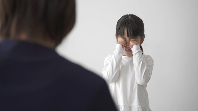叱られて泣く子ども