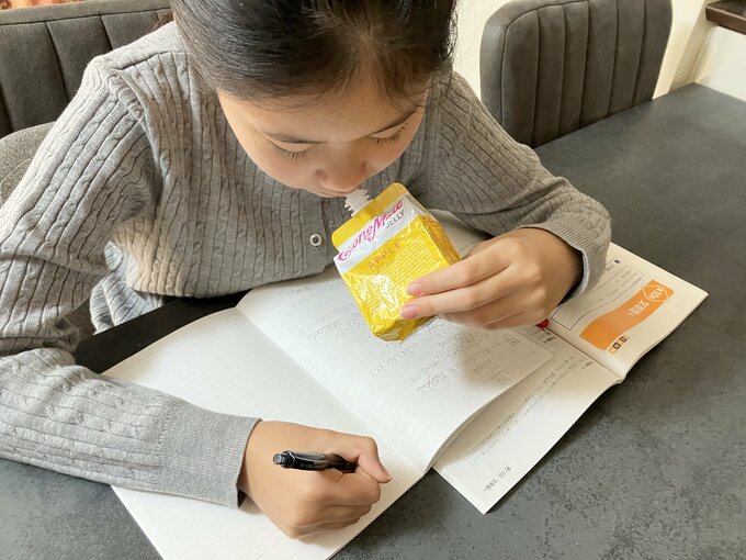 カロリーメイトゼリーを食べる子ども