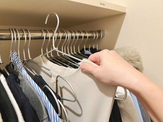 服を選んでいるようす