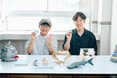 サメ好き芸人・ココリコ田中さん×サメ絵本作家・こたさんの「一生の宝物」5つ。さかなクンからもらった超貴重なものとは