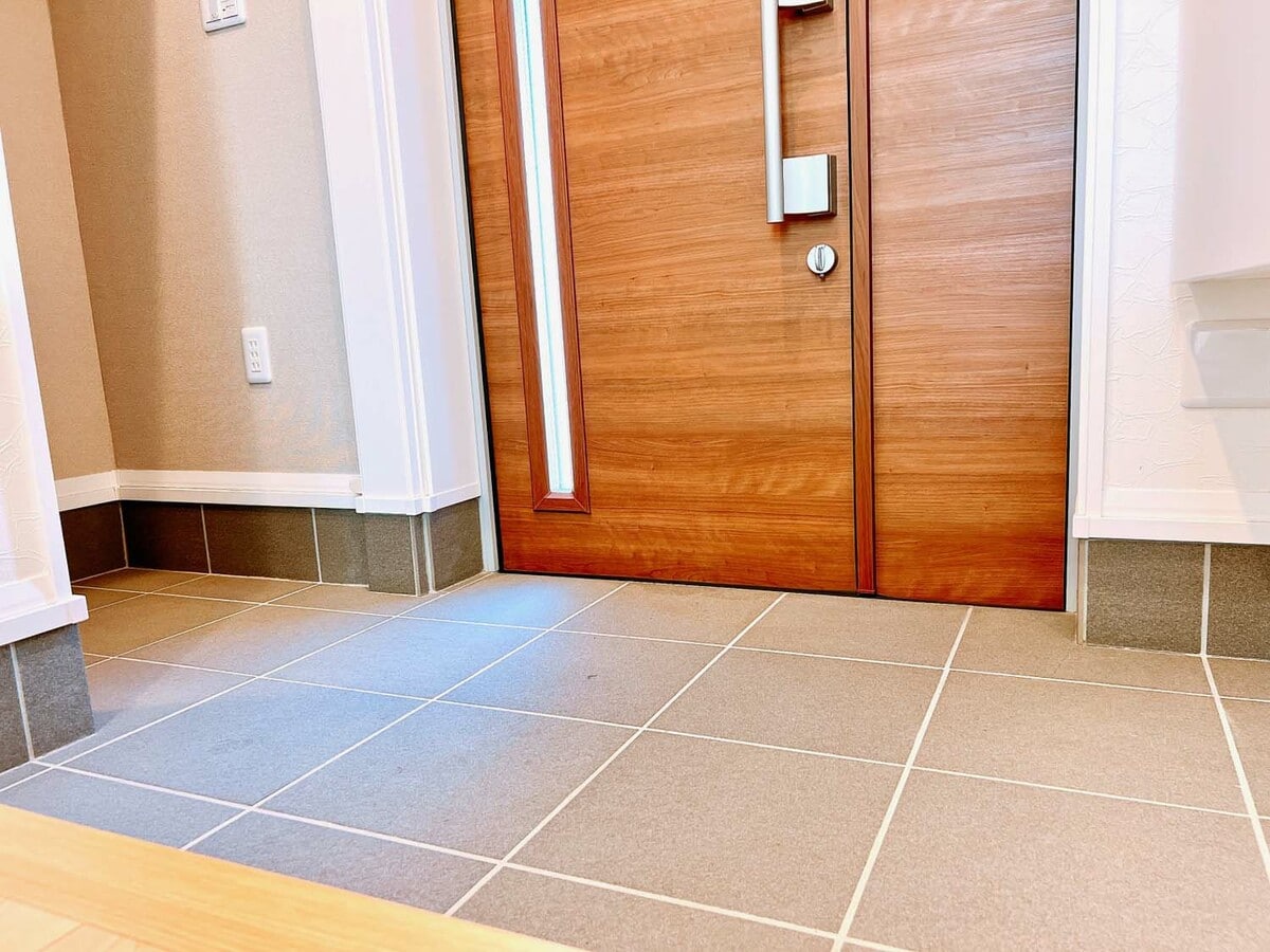 玄関ホールの寒さ対策‼️、断熱ドア、樹脂サッシ中古 玄関ホールの寒さ対策‼️、断熱ドア、樹脂サッシ中古