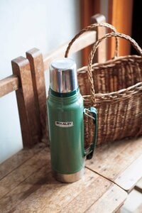 寒い季節になるとお店では魔法ビンでお茶を楽しみます