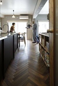 壁や天井はクロスをはがしたままにするなどして、バランスを取っています