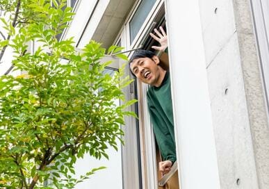 家好き芸人、アンガールズ・田中さんが建築家の自邸を突撃取材／佐藤重徳邸