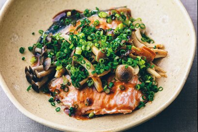 簡単にできる「鮭とシメジのバタポン蒸し」。藤井恵さんのおいしい減塩レシピ