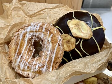 おいしさじゅわっとあふれる「絶品ドーナツ」に大歓喜！濃厚バナナとフレッシュパインがたまらな〜い