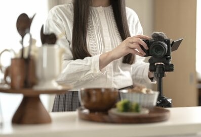 家がキレイな人の「暮らしながら整える」アイデア3選。“とりあえず”のカゴ収納で、無理なく片付く