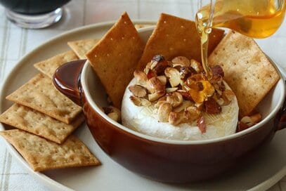 市販のチーズでつくる絶品おつまみ2品。塩気×甘味がやみつきになる味わい