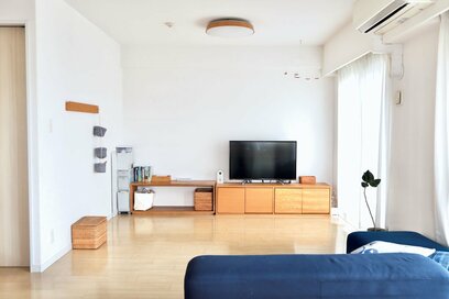 ラグとカーテンを外したら体感温度が涼しく。夏のインテリアのコツ