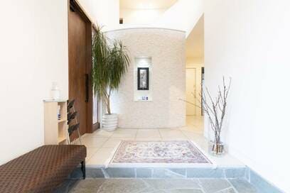 家相占い師・村野弘味さんが教える「運気の上がる玄関」。観葉植物はセットがコツ