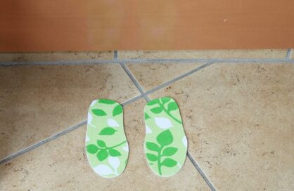 便座シートを玄関に!?片づけに効く100均グッズの意外な活用法