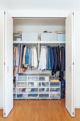 収納神のすっきりクローゼット大解剖。パンツは逆さまにつるしてシワのばし