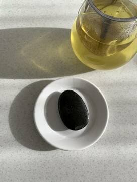 鉄分補給のグッズ「ザ・鉄玉子」。お湯を沸かすときに入れるだけ