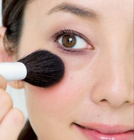 気になる肌のたるみ、深みブラウンアイシャドウで「なかったこと」に！