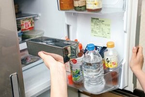 ケーキ型に八分目まで水を注ぎ、冷蔵庫で冷やす