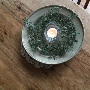 家にあるお皿とグリーンでクリスマスアレンジを