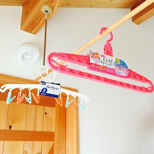 スライドバスタオルハンガー、写真左／クローズハンガー8ピンチ