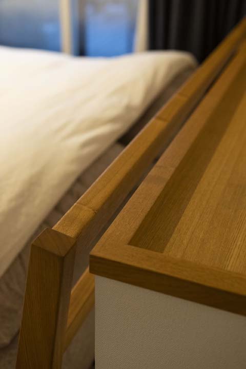タモ材のベッドヘッド