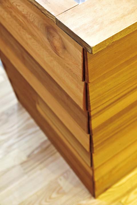 木で仕上げたキッチンの腰壁