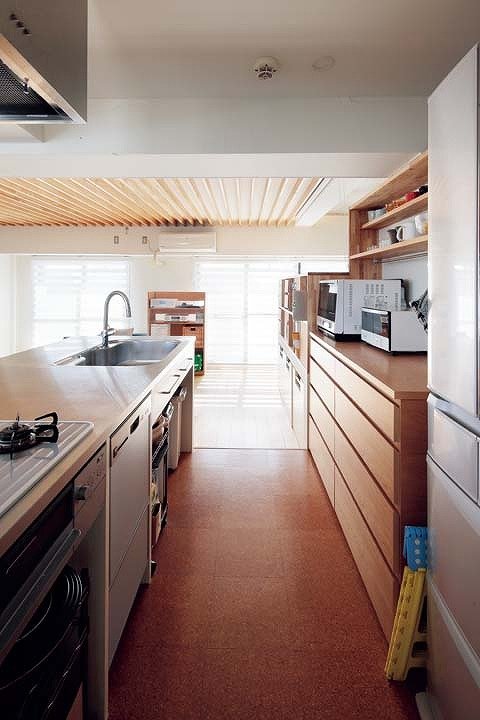 収納豊富な背面カウンターのあるキッチン