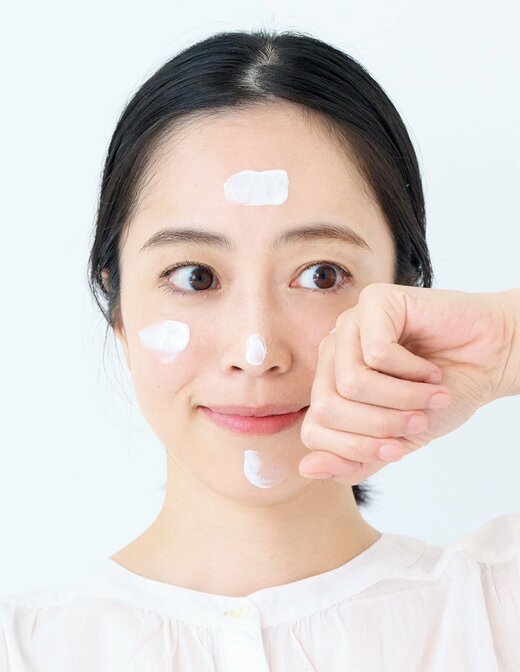 日やけ止めは手の甲を使って顔に置く
