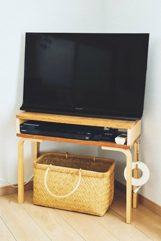 木製のテレビ台に乗ったテレビ