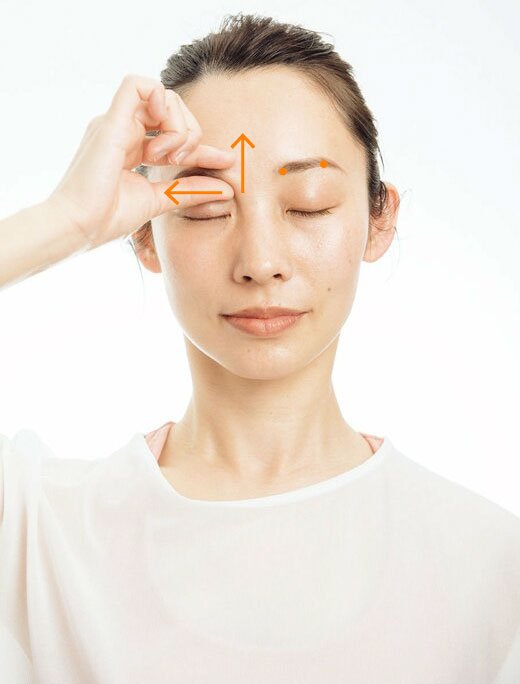 眉の筋肉を指でつまみ、上、外へ動かす