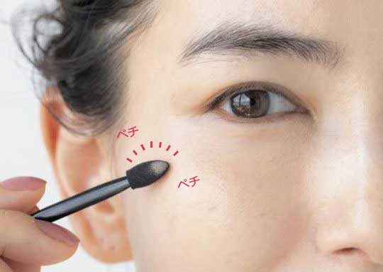 目の下にコンシーラーをペチペチ塗る様子