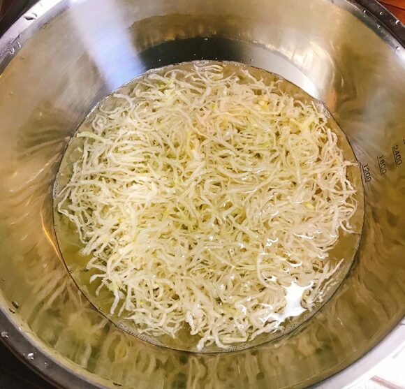 切り干し大根をもみ洗い