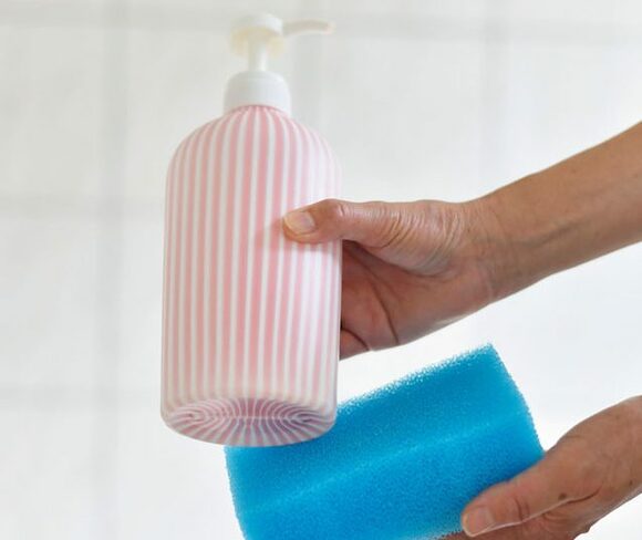 ボトルをスポンジでぬぐう