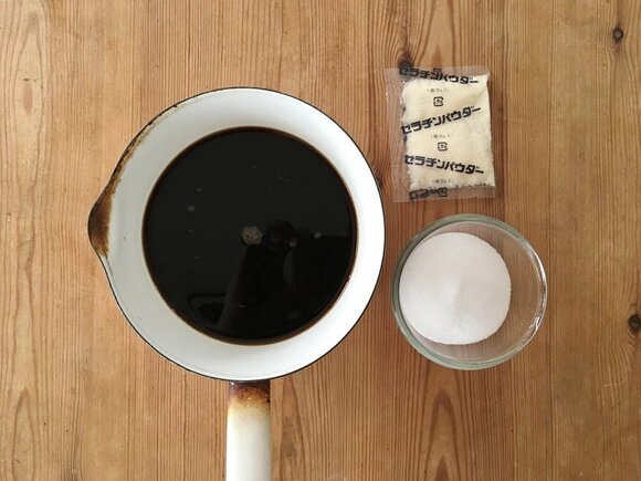 ゼラチンを大さじ2の水(分量外)でふやかす