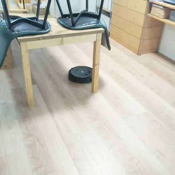 机の下にロボット掃除機