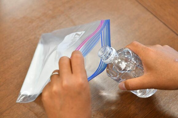 次に、キッチンペーパー全体を浸すように水を入れます。