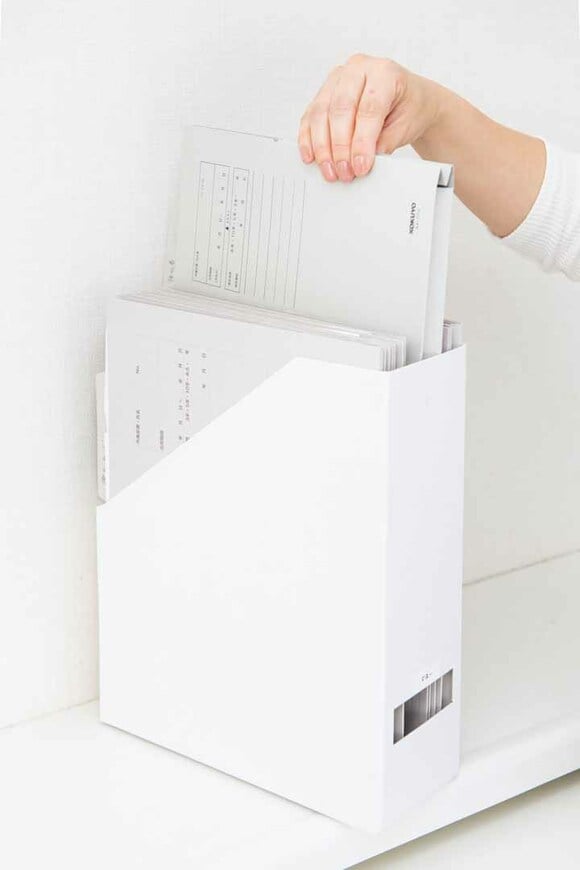 ファイルボックスから書類を取り出す様子