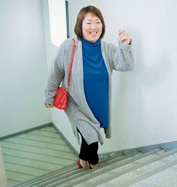 女性階段上る