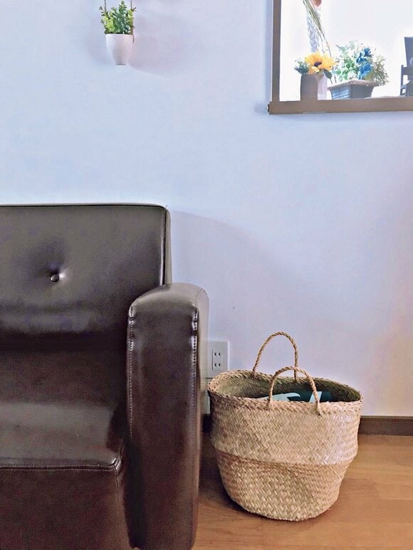 ソファの脇にカゴ