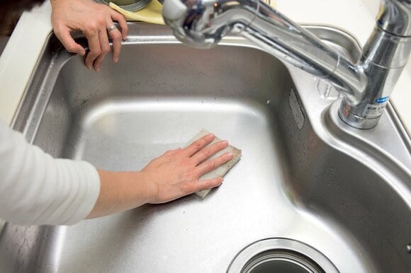 シンク内をスポンジで洗い、細かな部分は両面ブラシで洗う