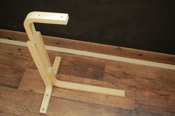 別の脚を取りつけます