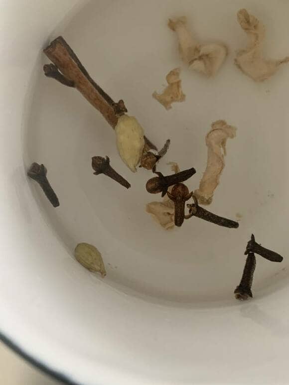 鍋にお水とスパイス