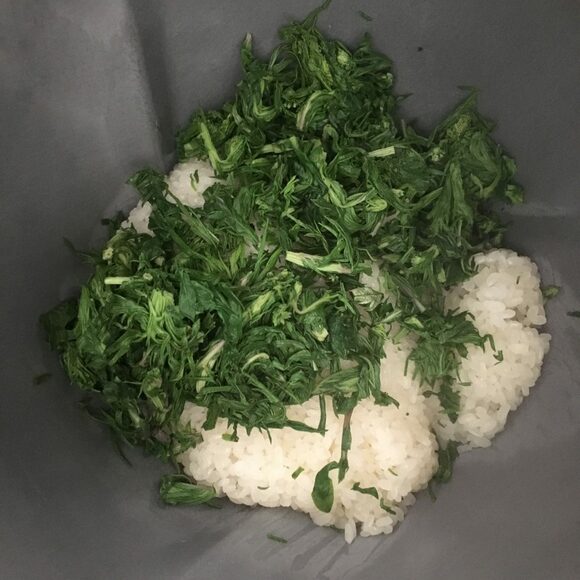 水に一晩浸しておいたもち米を、米の芯がなくなるまでセイロで蒸して