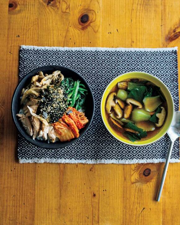 鶏肉のビビンバと、鶏のゆで汁を使ったスープ