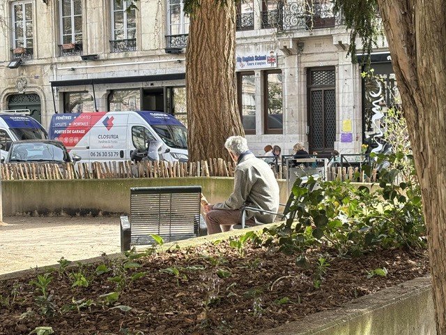 街中で座って休む男性