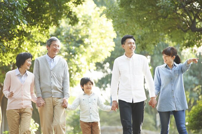 家族で旅行をするシニア