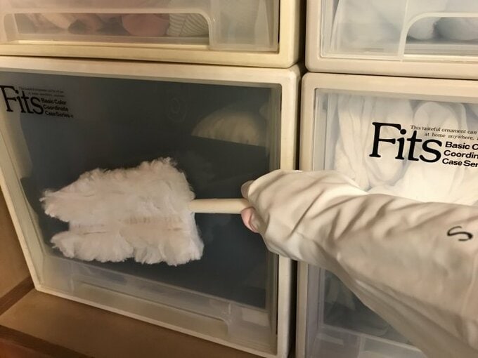 プラスティックケースをハンディモップで掃除