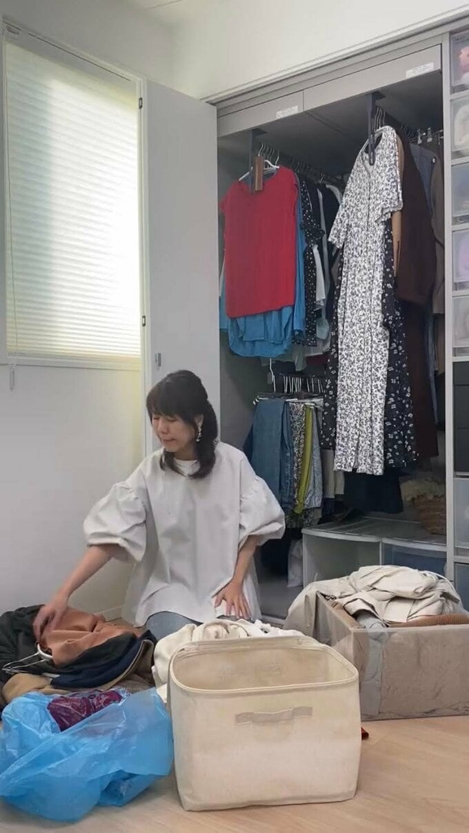 片づけをする女性