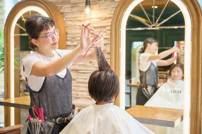美容師と女性