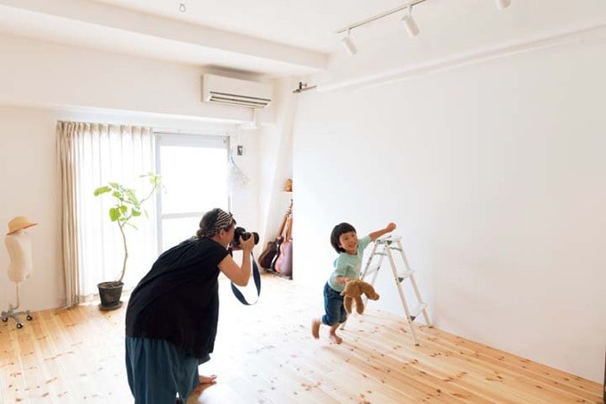 写真スタジオにも使う天井の高いリビング
