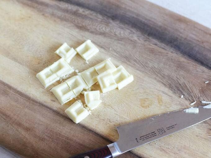 カットしたホワイトチョコ