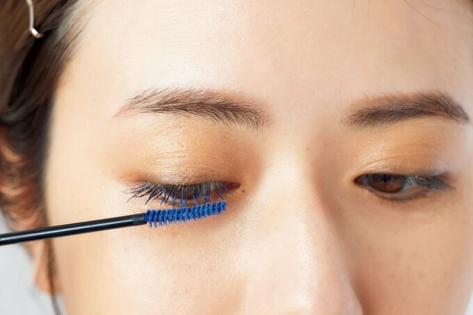 マスカラを塗る