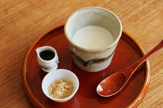 黒蜜、きなこは小さな器に入れて。ヨーグルトを食べる直前にかけるのがお決まりです。